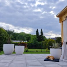 Holzterrasse und Sichtschutz als natürliche Gartengestaltung