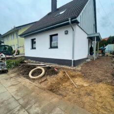 Entwässerung mit Drainrinne und fachgerechter Vorbereitung der Außenfläche