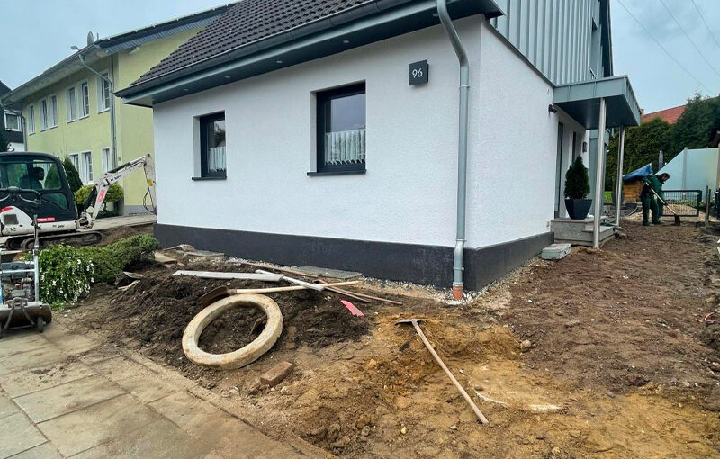 Entwässerung mit Drainrinne und fachgerechter Vorbereitung der Außenfläche